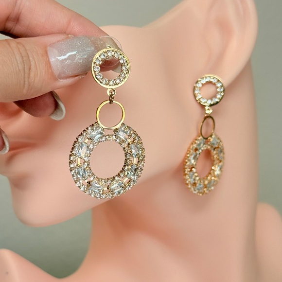 ⚜️ Elegant Gold Circle Drop Earrings - Picture 6 of 7